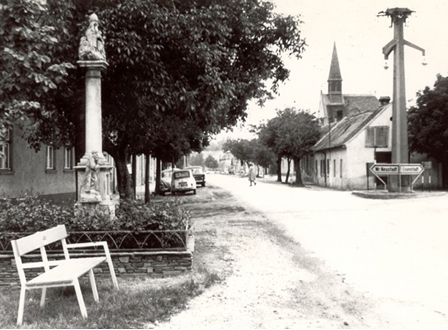 Bild enthält, Bench, Furniture, City, Street, Monastery, Spire, Person, Car, Outdoors, Nature