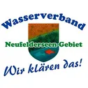 Das Logo für Wasserverband Neufeldersee-Gebiet mit einem Schild, Fisch und dem Slogan 'Wir klären das!'.