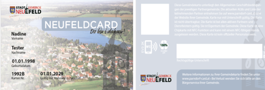 Ein Werbekarten für Neufeld mit einem malerischen Bild einer Stadt und eines Sees. Die Karte zeigt den Namen einer Person, Geburtsdatum und eine eindeutige Kennung. Sie enthält auch Logos und einen QR-Code.