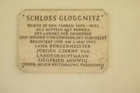 Eine Tafel besagt, dass Schloss Glognitz von 1976 bis 1992 mit Bundes-, Landes- und Gemeindemitteln sowie Spenden renoviert wurde und am 5. Mai 1992 von Bürgermeister Jürgen Cserny und Landeshauptmann Siegfried Ludwig seiner neuen Bestimmung übergeben wurde.