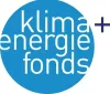 Ein blaues kreisförmiges Logo mit weißem Text. Das Wort 'klima' steht in fetten weißen Buchstaben über dem Wort 'energie'. Darunter steht 'fonds'. Daneben ist ein '+'-Zeichen.