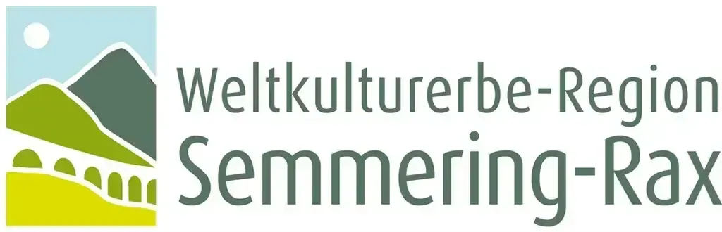 Das Logo für Weltkulturerbe-Region Semmering zeigt einen Berg und eine Brücke im Hintergrund, wobei der Text in einer fetten Schrift steht.