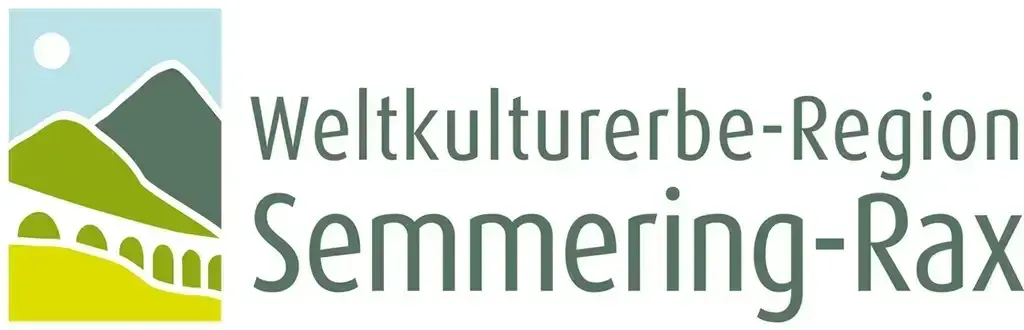 Das Logo für Weltkulturerbe-Region Semmering zeigt einen Berg und eine Brücke im Hintergrund, wobei der Text in einer fetten Schrift steht.