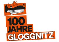 Ein orangefarbenes Banner mit den Worten 100 Jahre Gloggnitz. Eine stilisierte Zeichnung eines Gebäudes mit einem Turm in der Mitte und einem Berg im Hintergrund.