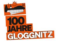 Ein orangefarbenes Banner mit den Worten 100 Jahre Gloggnitz. Eine stilisierte Zeichnung eines Gebäudes mit einem Turm in der Mitte und einem Berg im Hintergrund.