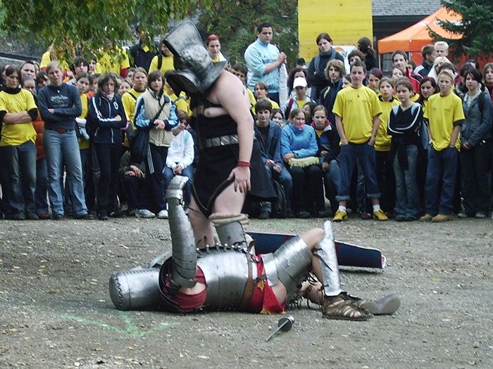Nachgestellte Gladiatorenkampfszene