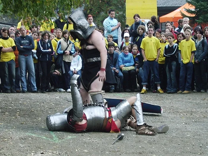 Nachgestellte Gladiatorenkampfszene