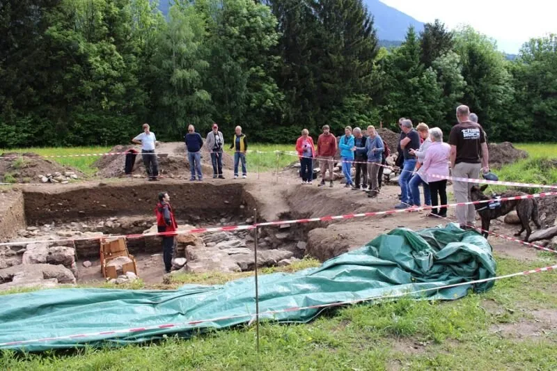 Zahlreiche Interessierte lauschen gebannt der Führung am Tag der offenen Grabung.