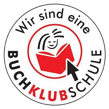 Ein rundes Logo mit einem Kind, das ein Buch liest, einem roten Pfeil nach unten und dem Text 'Wir sind eine Buchklubschule' darum herum.