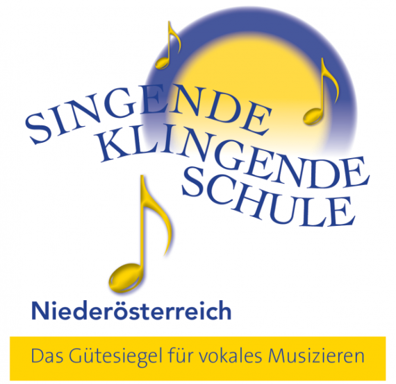 Ein kreisförmiges Logo für 'Singende Klingende Schule Niederosterreich' mit Noten, mit blauem und gelbem Hintergrund. Darunter steht der Text 'Das Gutesiegel für vokales Musizieren'.