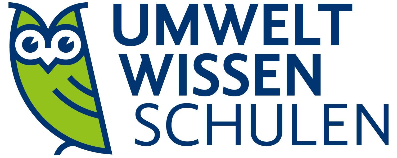Das Logo für Umwelt Wissen Schul, dargestellt in Blau und Weiß mit einem grünen Dreieck.