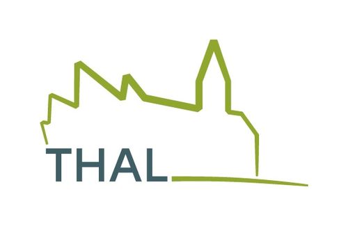 Ein Logo mit dem Wort 'THAL' in Grün, stilisiert mit wellenförmigen Linien, die an ein Gebirge erinnern.