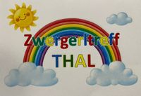 Eine bunte Illustration mit einem Regenbogen, Wolken und einer lächelnden Sonne. Die Worte 'Zwergerltref THAL' sind in kräftigen, regenbogenfarbenen Buchstaben angezeigt.