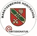 Das offizielle Logo von MarkgÃ©meinde Horitschon zeigt einen Schild mit einem SchlÃ¼ssel, Trauben und BlÃ¤ttern, umgeben von den Worten 'MarkgÃ©meinde Horitschon'. Darunter ist der Text 'Amtssignature' in einem stilisierten Format angebracht.