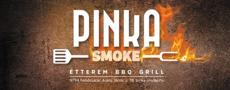 Die Werbung für Pinka Smoke, ein Outdoor-BBQ-Grill, zeigt eine Pfanne mit Flammen im Hintergrund. Der Standort ist 9794 Felsocsatár, Arany János u. 78. Besuchen Sie pinka-smoke.hu für mehr.