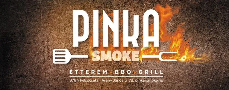 Die Werbung für Pinka Smoke, ein Outdoor-BBQ-Grill, zeigt eine Pfanne mit Flammen im Hintergrund. Der Standort ist 9794 Felsocsatár, Arany János u. 78. Besuchen Sie pinka-smoke.hu für mehr.