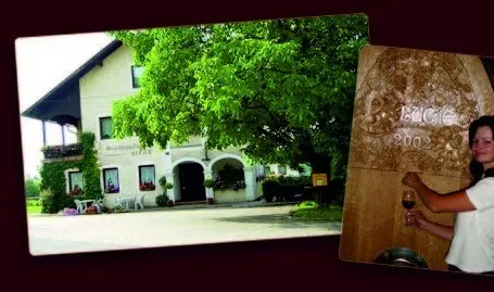 Eine Frau zapft ein Fass mit der Aufschrift '200' an. Im Hintergrund befindet sich ein Haus mit grüner Bepflanzung und einem Baum davor.