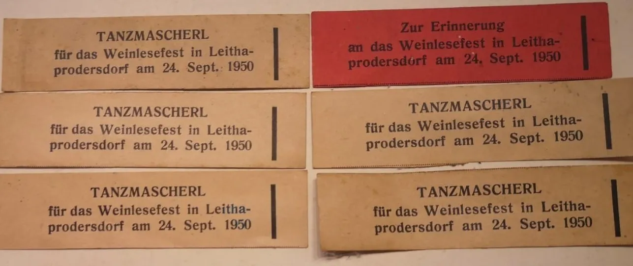 Fünf Etiketten, meist braun und eines rot, mit Text über ein Weinfest in Leitha-Prodersdorf am 24. September 1950.