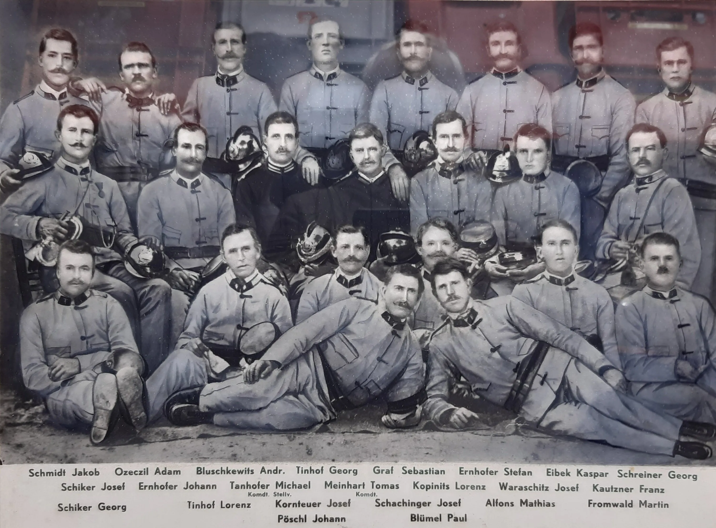 Schwarz-Weiß-Foto einer Gruppe von Männern in Uniform, einige sitzend und andere stehend, aufgenommen im späten 19. Jahrhundert. Alle Männer tragen Hüte und einige Handschuhe. Sie schauen alle zur Kamera.