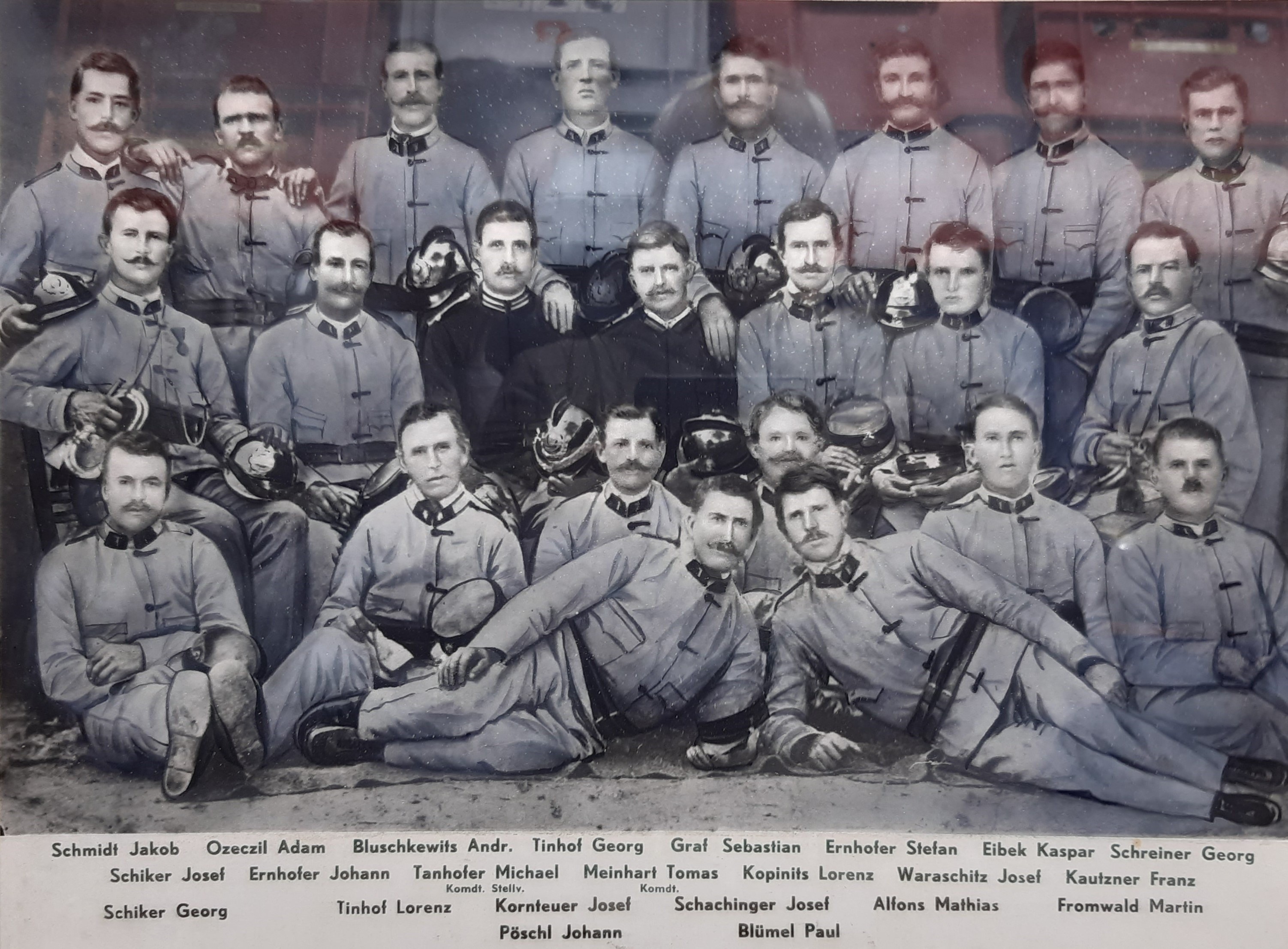 Schwarz-Weiß-Foto einer Gruppe von Männern in Uniform, einige sitzend und andere stehend, aufgenommen im späten 19. Jahrhundert. Alle Männer tragen Hüte und einige Handschuhe. Sie schauen alle zur Kamera.