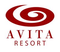 Ein rotes und weißes Logo mit einem Spiraldesign, der Text AVITA RESORT steht darunter.