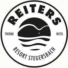 Das Logo für Reiters Resort Stegersbach, mit einem kreisförmigen Design, das den Text Reiters oben und Resort Stegersbach darunter sowie ein stilisiertes Wellenbild zeigt.