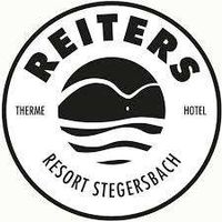 Das Logo für Reiters Resort Stegersbach, mit einem kreisförmigen Design, das den Text Reiters oben und Resort Stegersbach darunter sowie ein stilisiertes Wellenbild zeigt.