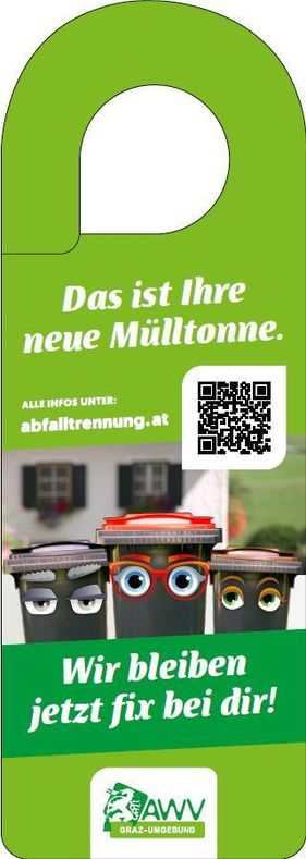 Ein grünes Plakat mit einem QR-Code und drei Cartoon-Mülltonnen. Die oberste Tonne hat einen roten Deckel, die mittlere hat eine Brille und die unterste hat Augen. Der Text lautet 'Das ist Ihre neue Mülltonne.' und 'Wir bleiben jetzt fix bei dir!'. Die Website ist 'abfalltrennung.at'.
