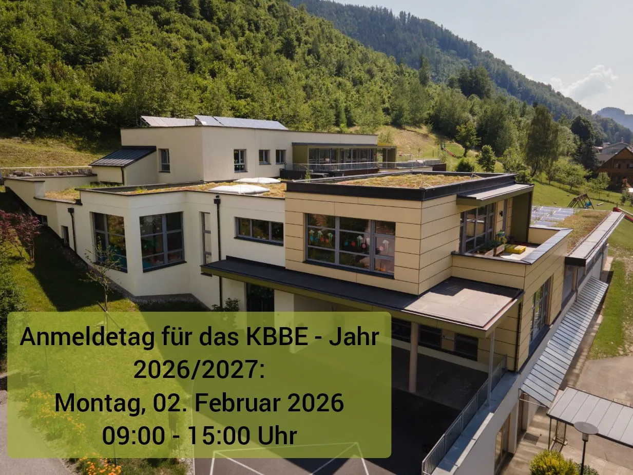 Eine Luftaufnahme eines modernen Hauses mit grünem Dach und Solarpanelen. Textüberlagerung: Tag der offenen Tür für das KBBE - Jahr 2026/2027: Montag, 02. Februar 2026 09:00 - 15:00 Uhr.