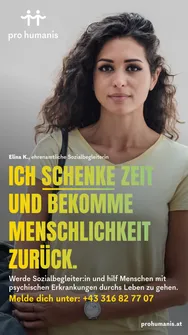 Eine Frau mit lockigem Haar trägt ein gelbes T-Shirt und posiert ernst für ein Foto. Auf dem Shirt steht 'Ich schenke Zeit und bekomme Menschlichkeit zurück' in fetten Buchstaben.