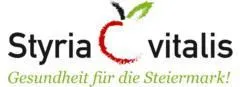 Das Logo von Styria Vitalis zeigt einen roten Apfel mit einem grünen Blatt oben drauf, mit dem Text Styria Vitalis und einem Slogan, der Gesundheit für die Steiermark! lautet