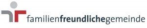 Logo einer Gemeinschaft mit dem Text 'familienfreundlichegemeinde' in Schwarz, begleitet von einer stilisierten Figur in Grau.