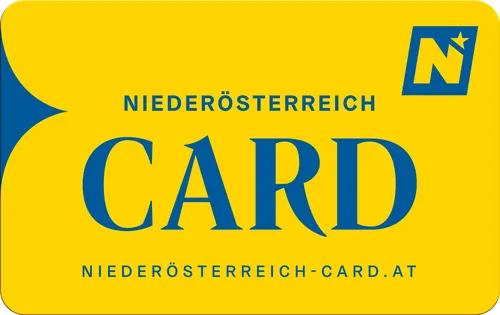 Das gelbe Plakat zeigt ein blaues Kartenlogo und die Worte 'Niederosterreich Card' in Blau auf gelbem Hintergrund. Das Wort 'Card' ist in großen blauen Buchstaben geschrieben.