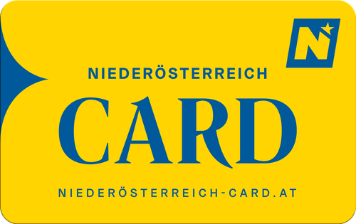 Das gelbe Plakat zeigt ein blaues Kartenlogo und die Worte 'Niederosterreich Card' in Blau auf gelbem Hintergrund. Das Wort 'Card' ist in großen blauen Buchstaben geschrieben.