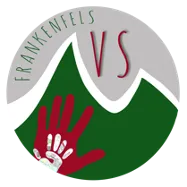 Ein Logo mit dem Text 'FRANKENFELS VS' über einem roten Handabdruck, vor einem grünen und grauen Berghintergrund.