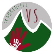 Ein Logo mit dem Text 'FRANKENFELS VS' über einem roten Handabdruck, vor einem grünen und grauen Berghintergrund.