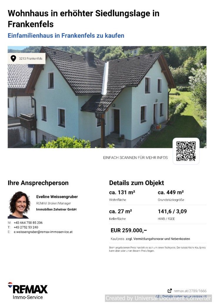 Ein weißes Haus mit schwarzem Dach und Balkon wird in einer ländlichen Gegend gezeigt. Das Haus hat einen Schornstein und einen QR-Code für weitere Informationen. Ein Foto einer Frau wird mit ihren Kontaktinformationen angezeigt.