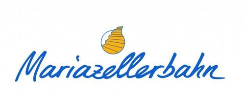 Das Logo für Mariazellerbahn zeigt einen blauen kursiven Text mit einem gelben Spiraltreppen-Symbol darüber. Die Spiraltreppe ist vor einem weißen Hintergrund.