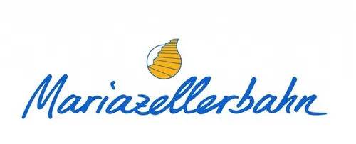 Das Logo für Mariazellerbahn zeigt einen blauen kursiven Text mit einem gelben Spiraltreppen-Symbol darüber. Die Spiraltreppe ist vor einem weißen Hintergrund.