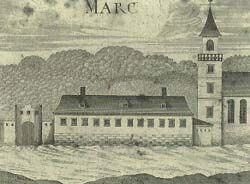 Eine alte Zeichnung zeigt ein großes Gebäude mit einem Turm und mehreren Fenstern, umgeben von einer Mauer und Bäumen. Die Zeichnung ist mit 'MARC' beschriftet.