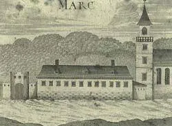 Eine alte Zeichnung zeigt ein großes Gebäude mit einem Turm und mehreren Fenstern, umgeben von einer Mauer und Bäumen. Die Zeichnung ist mit 'MARC' beschriftet.