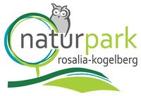 Logo für Naturpark Rosalia-Kogelberg mit einer Eule auf einem grünen und blauen Kreisdesign mit einer Landschaft darunter.