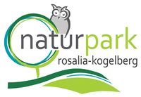 Logo für Naturpark Rosalia-Kogelberg mit einer Eule auf einem grünen und blauen Kreisdesign mit einer Landschaft darunter.