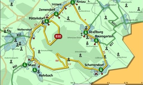 Eine Karte, die eine Route mit verschiedenen Sehenswürdigkeiten und Straßennummern zeigt, einschließlich B30 und B31. Die Karte ist farblich mit grünen und gelben Linien gekennzeichnet.