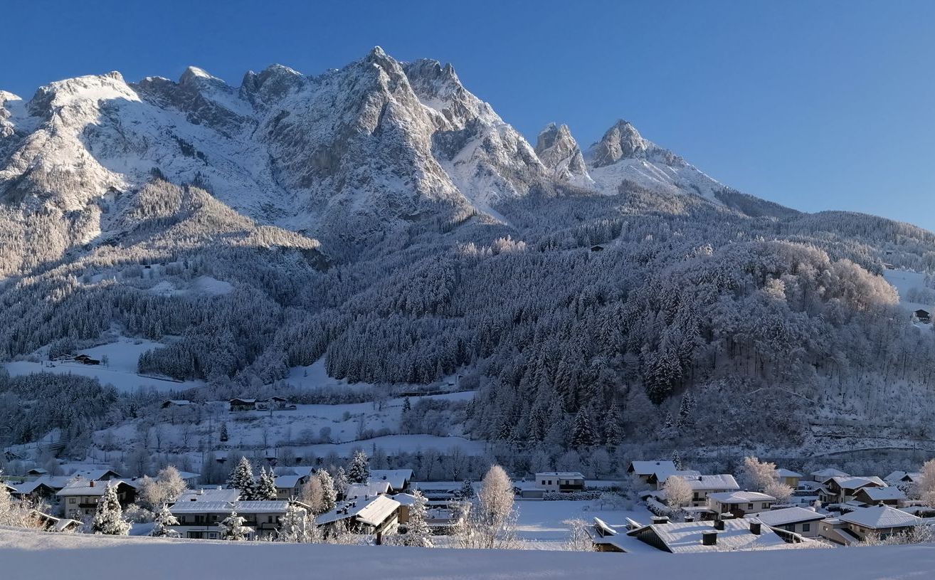 Bild enthält, Mountain, Mountain Range, Nature, Outdoors, Peak, Scenery, Landscape, Fir, Tree, Countryside