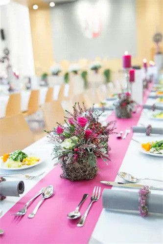 Bild enthält, Cutlery, Fork, Furniture, Table, Spoon, Dining Table, Tabletop, Indoors, Flower, Flower Arrangement