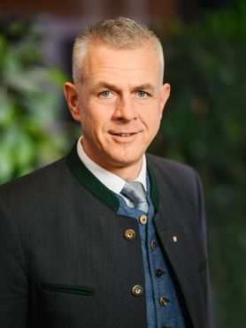Bild enthält, Formal Wear, Tie, Blazer, Coat, Jacket, Suit, Person, Portrait, Adult, Man