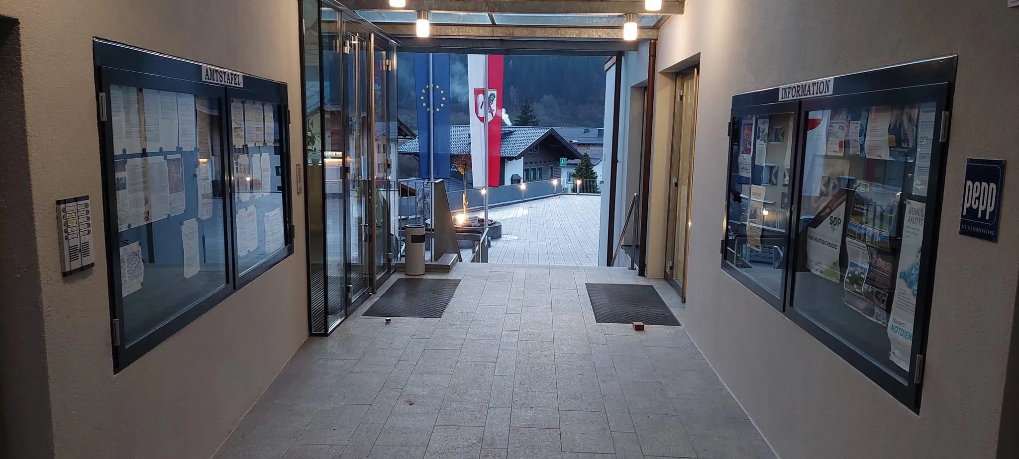 Floor, Indoors, Shop, Computer Hardware, Electronics, Hardware, Monitor, Screen, City, Person