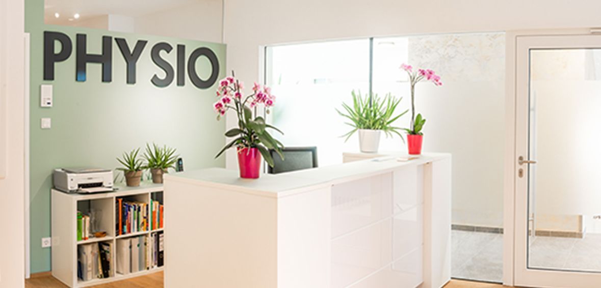 Bild enthält, Plant, Potted Plant, Furniture, Table, Flower, Flower Arrangement, Desk, Ikebana, Planter, Interior Design