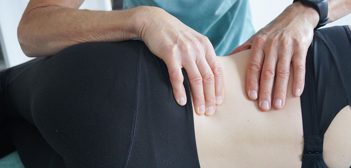 Bild enthält, Massage, Person, Adult, Female, Woman, Patient, Pain, Skin